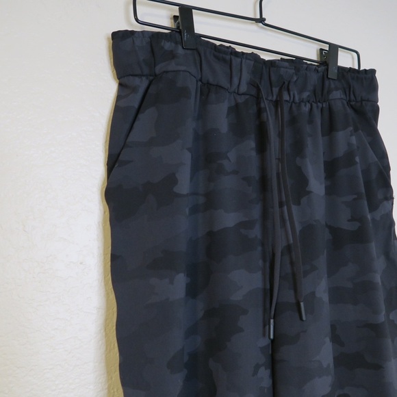 Lululemon‎ Stretch High Rise Crop Pants Heritage 365 Camouflage Deep Coal Black - Picture 3 of 9